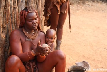 Himba. Piękność w czerwieni